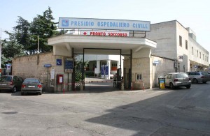 Telo dimenticato nell’addome della paziente di San Michele Salentino, equipe condannata
